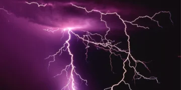 Două persoane lovite de fulger. Una a murit, cealaltă este în stare gravă