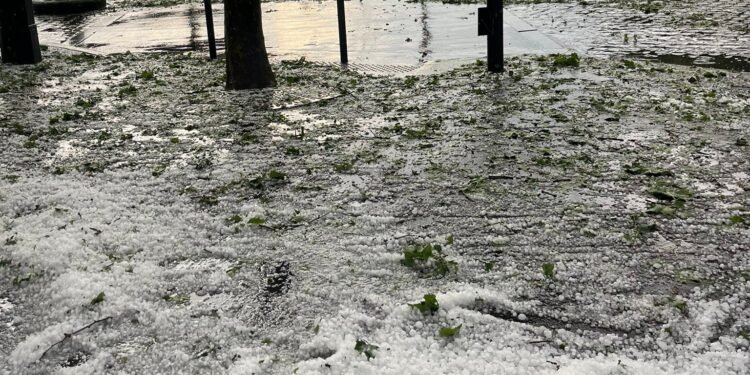 Furtună violentă cu grindină la Paris, după cea din Spania