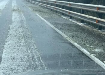 Grindina, adunată cu buldoexcavatorul de pe străzile din Spania