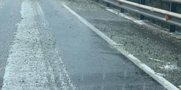 Grindina, adunată cu buldoexcavatorul de pe străzile din Spania