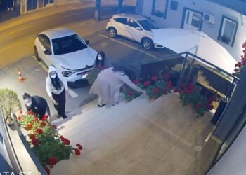 Patru tinere golesc terasa unui hotel din Craiova. Au plecat cu florile, scaunele și… demnitatea