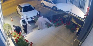 Patru tinere golesc terasa unui hotel din Craiova. Au plecat cu florile, scaunele și… demnitatea