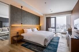 Hotelierii europeni pornesc ofensiva juridică împotriva Booking.com. FIHR: „Este momentul ca hotelurile să primească despăgubiri”