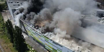 Incendiu violent lângă fostul mall, muncitori evacuați de pe acoperiș