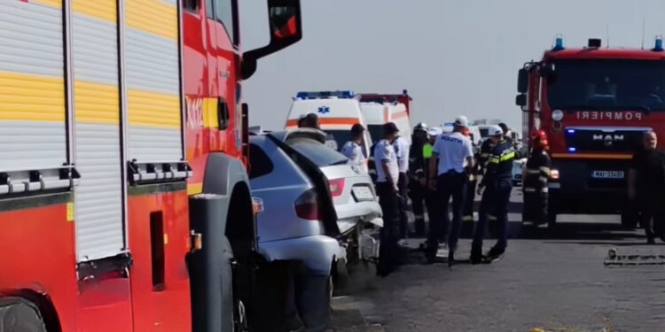 Planul Roșu de Intervenție activat, microbuz cu 13 persoane lovit de mașină