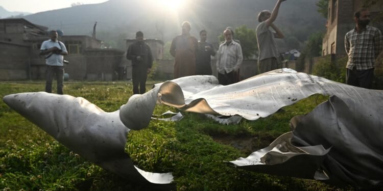 Tensiuni crescute între India și Pakistan: Atacuri cu drone și bombardamente pe linia de frontieră