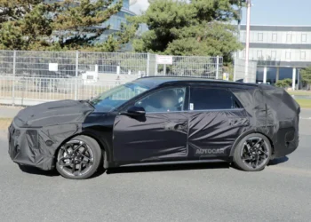 Kia K4 Touring, surprins în teste în Europa