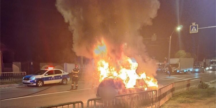 Mehedinți: Pompierii salvează un șofer aflat în pericol