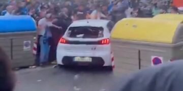 A intrat cu mașina în mulțimea de suporteri