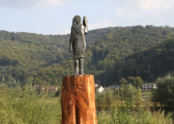 Mister în Sevnica: Statuia de bronz a Melaniei Trump, furată sub acoperirea nopții