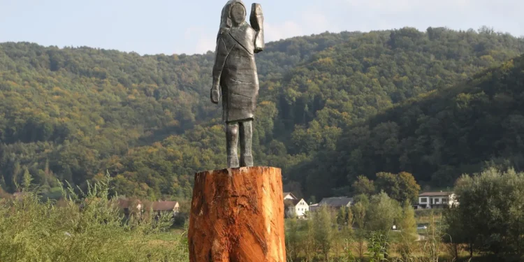 Mister în Sevnica: Statuia de bronz a Melaniei Trump, furată sub acoperirea nopții