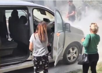 Un microbuz care căra alegători a luat foc