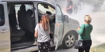 Un microbuz care căra alegători a luat foc
