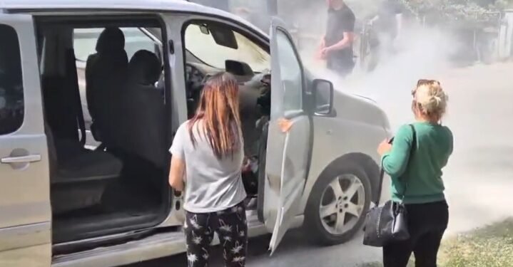 Un microbuz care căra alegători a luat foc