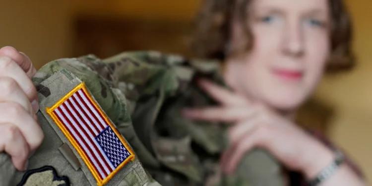 Pentagonul renunță la bărbații militari care poartă fustă