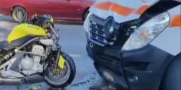 Un polițist băut a lovit o ambulanță