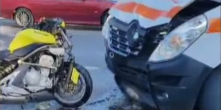 Un polițist băut a lovit o ambulanță