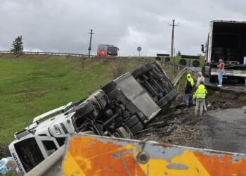 Drumul s-a surpat, răsturnând un TIR