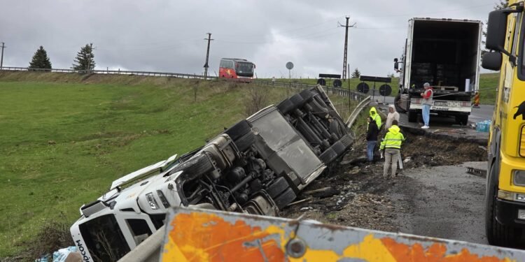 Drumul s-a surpat, răsturnând un TIR