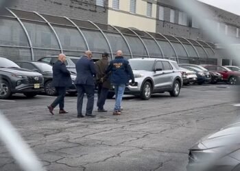 Primarul din Newark, arestat după ce a forțat accesul într-un centru de detenție pentru imigranți