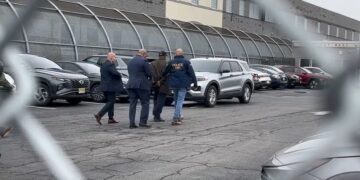 Primarul din Newark, arestat după ce a forțat accesul într-un centru de detenție pentru imigranți