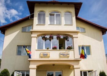 Primar ales acum trei zile, săltat de mascați