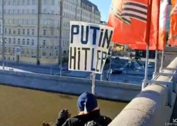Protest extrem în Moscova: Un bărbat se aruncă de pe un pod pentru a protesta împotriva dictaturii lui Putin