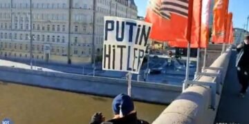 Protest extrem în Moscova: Un bărbat se aruncă de pe un pod pentru a protesta împotriva dictaturii lui Putin
