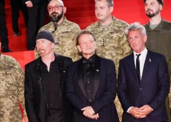 Moment emoționant la Cannes 2025: Bono și Sean Penn, pe covorul roșu alături de soldați ucraineni