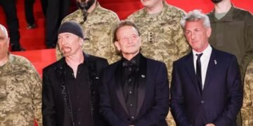 Moment emoționant la Cannes 2025: Bono și Sean Penn, pe covorul roșu alături de soldați ucraineni