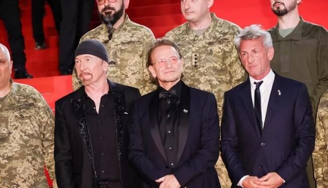 Moment emoționant la Cannes 2025: Bono și Sean Penn, pe covorul roșu alături de soldați ucraineni