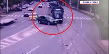 Momentul în care un șofer virează brusc și taie calea unui tramvai