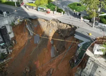 Panică la miezul nopții: O stradă s-a prăbușit brusc în timpul unor lucrări!