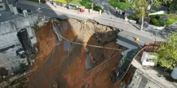 Panică la miezul nopții: O stradă s-a prăbușit brusc în timpul unor lucrări!