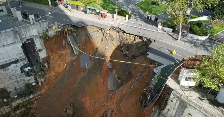 Panică la miezul nopții: O stradă s-a prăbușit brusc în timpul unor lucrări!