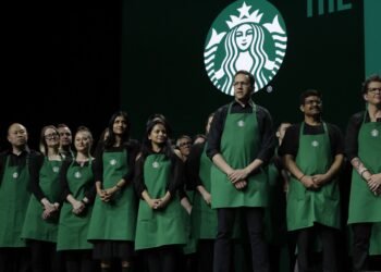 Protestul angajaților Starbucks împotriva noii politici vestimentare: Mii de lucrători intră în grevă în America de Nord