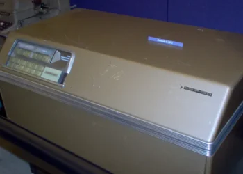 A găsit în beci un supercomputer rar din anii ’50