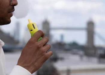 Marea Britanie interzice vânzarea țigărilor electronice de unică folosință