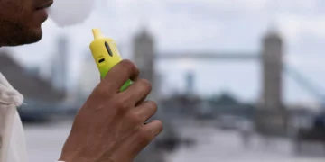 Marea Britanie interzice vânzarea țigărilor electronice de unică folosință