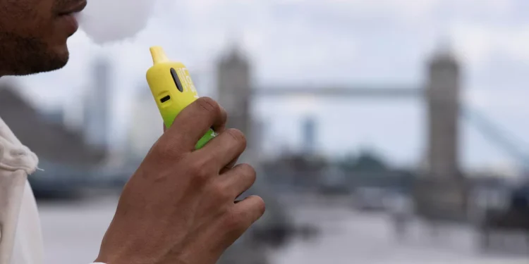Marea Britanie interzice vânzarea țigărilor electronice de unică folosință