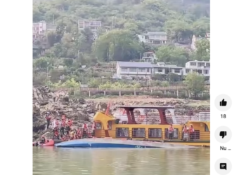 Două ambarcațiuni turistice s-au răsturnat. Zeci de victime!