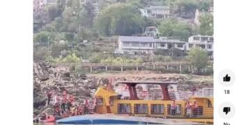 Două ambarcațiuni turistice s-au răsturnat. Zeci de victime!