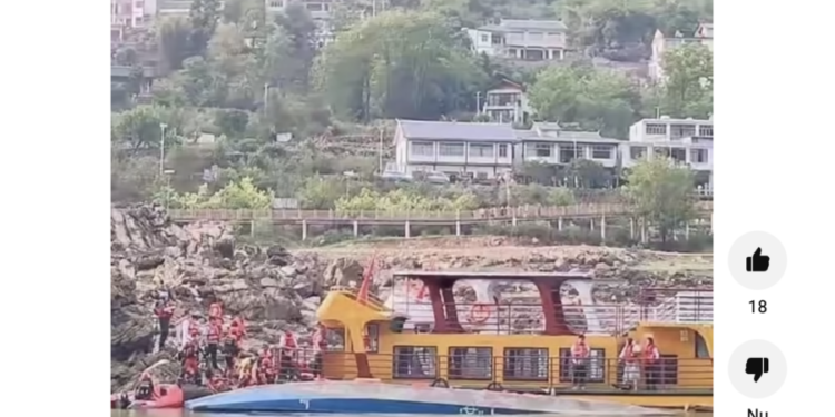 Două ambarcațiuni turistice s-au răsturnat. Zeci de victime!