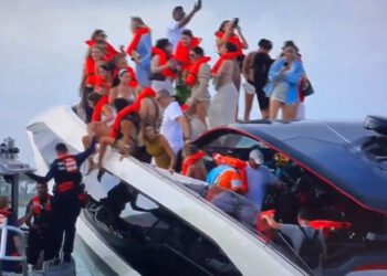 Iaht de lux Lamborghini plin cu influenceri s-a răsturnat spectaculos lângă Miami Beach! 32 de persoane salvate în ultima clipă