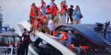 Iaht de lux Lamborghini plin cu influenceri s-a răsturnat spectaculos lângă Miami Beach! 32 de persoane salvate în ultima clipă