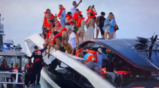 Iaht de lux Lamborghini plin cu influenceri s-a răsturnat spectaculos lângă Miami Beach! 32 de persoane salvate în ultima clipă