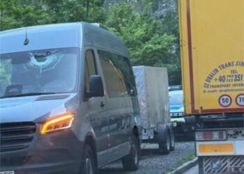 Autoutilitară lovită de o stâncă desprinsă de pe versant, în Defileul Jiului