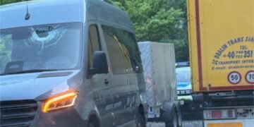 Autoutilitară lovită de o stâncă desprinsă de pe versant, în Defileul Jiului