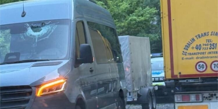 Autoutilitară lovită de o stâncă desprinsă de pe versant, în Defileul Jiului