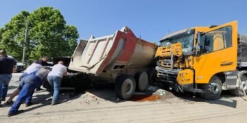 Două autotrenuri și două mașini, făcute praf